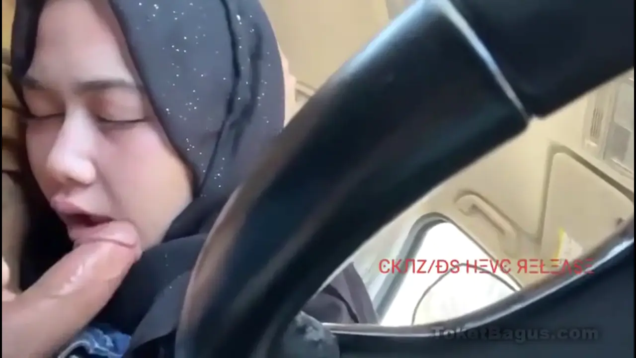 bokep Jilbab Item Jadi Tukang Sepong Kontol Suami Orang